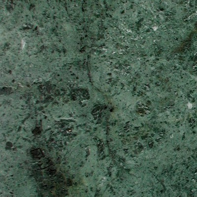 Verde Guatemala natursten flise — dybe smaragd-, mos- og jadetoner med fine sorte mineralprikker